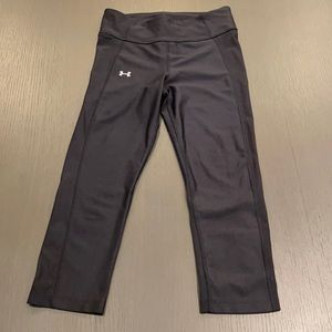UnderArmour HeatGear black Capri leggings - Size S